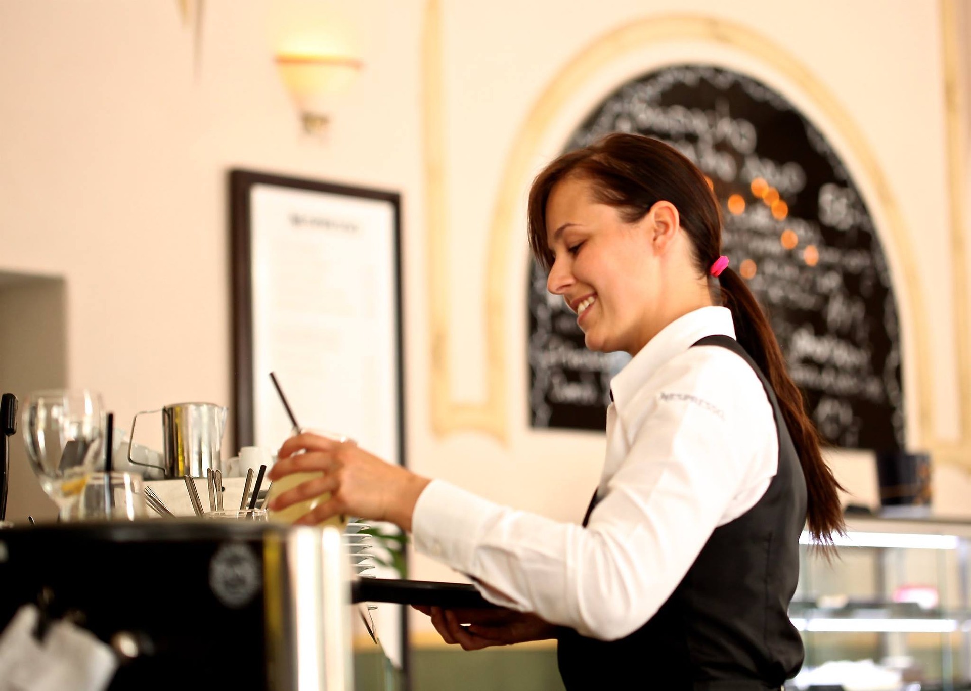 6 Reasons You Should be a Waiter/Waitress in College